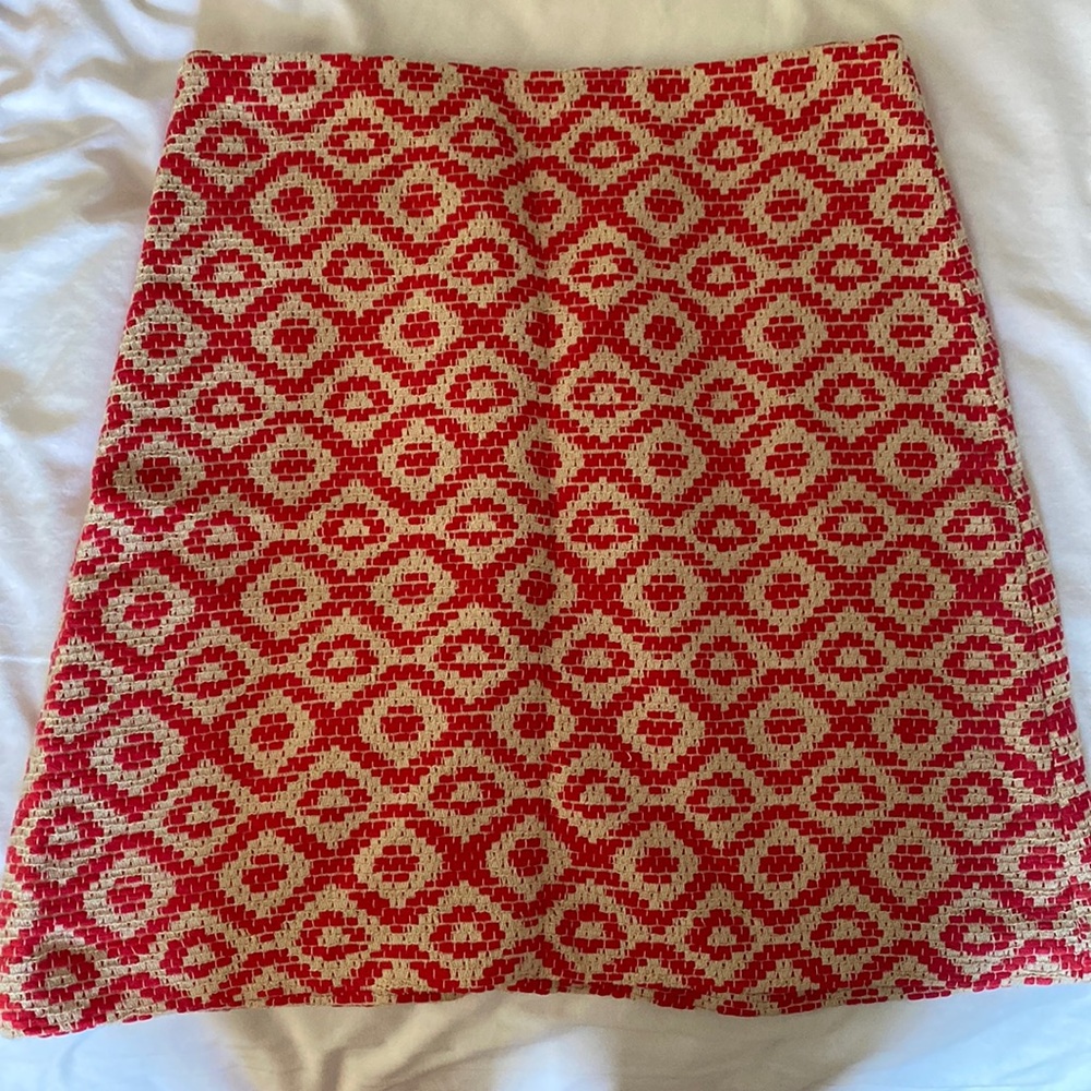 Loft skirt with back zipper closure